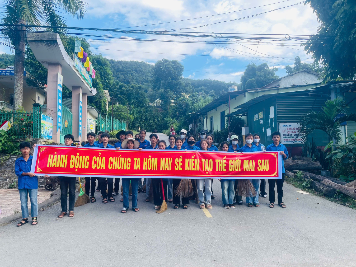 Phát động hưởng ứng Chiến dịch “Làm cho thế giới sạch hơn năm 2024” tại trường PTDTNT THPT huyện Mường Chà