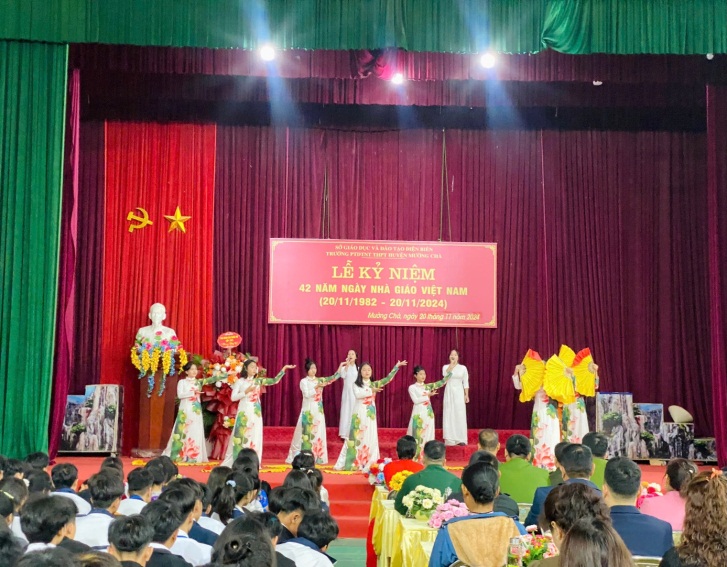Trường PTDTNT THPT huyện Mường Chà tổ chức Lễ kỷ niện 42 năm ngày nhà giáo Việt Nam 20/11