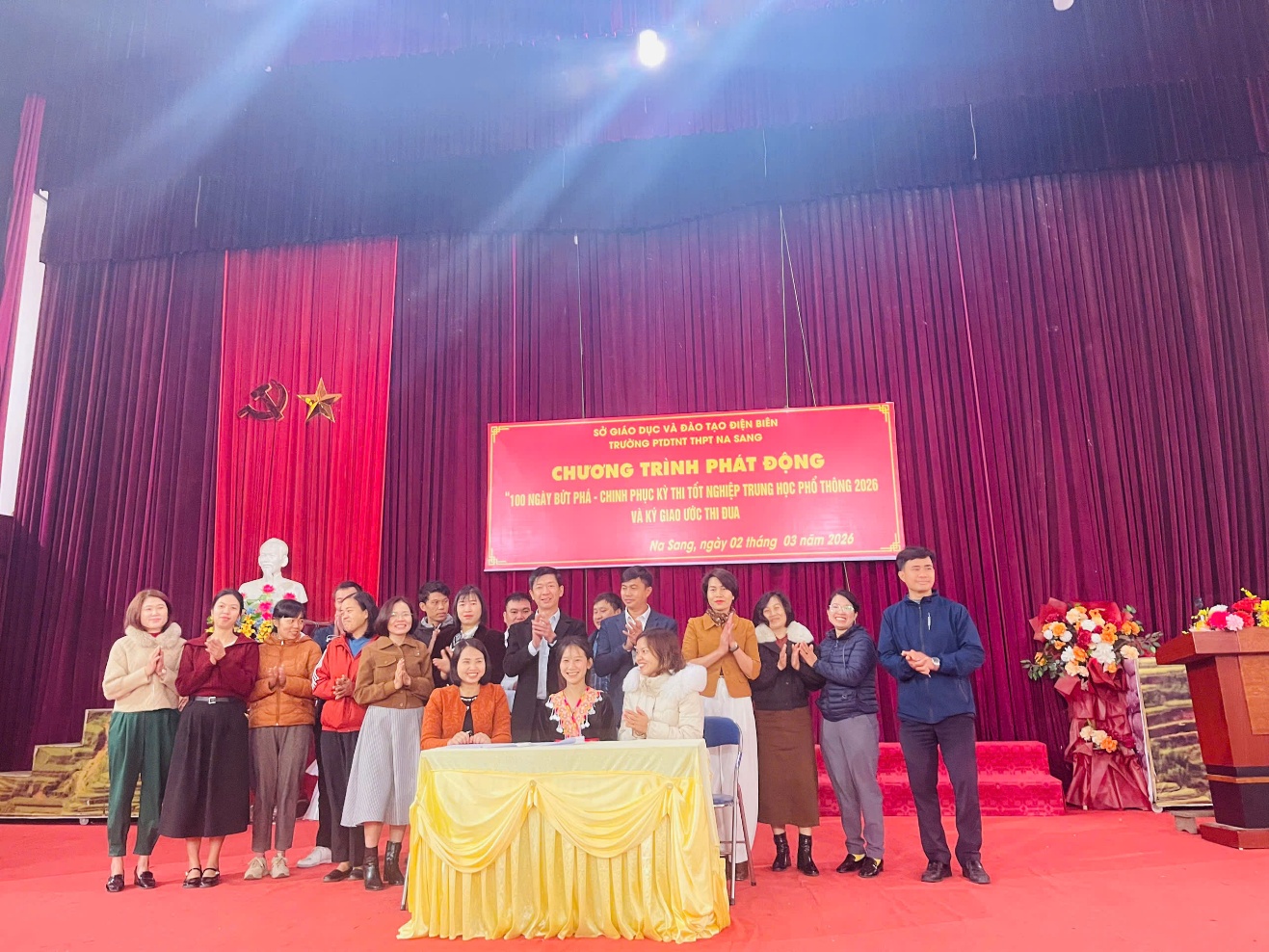 Trường PTDTNT THPT Na Sang phát động chương trình “100 ngày bứt phá – chinh phục kỳ thi tốt nghiệp THPT 2026” và ký giao ước thi đua