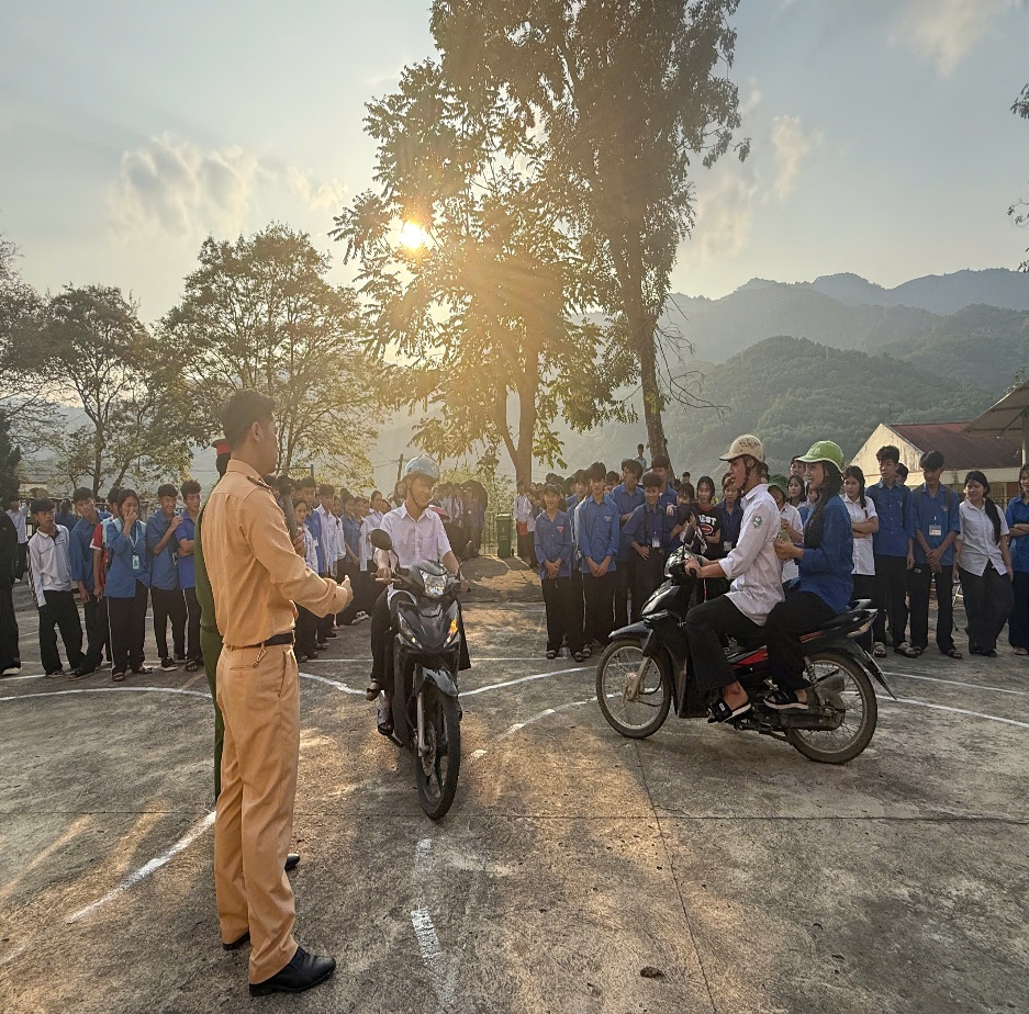 SÔI NỔI BUỔI TUYÊN TRUYỀN AN TOÀN GIAO THÔNG: "HIỂU LUẬT LỆ, TRỌN NIỀM VUI"