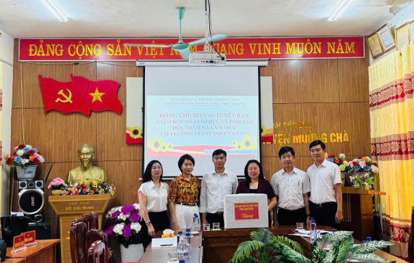Giám đốc Sở Giáo dục và Đào tạo tỉnh Điện Biên thăm và làm việc tại trường PTDTNT THPT Na Sang