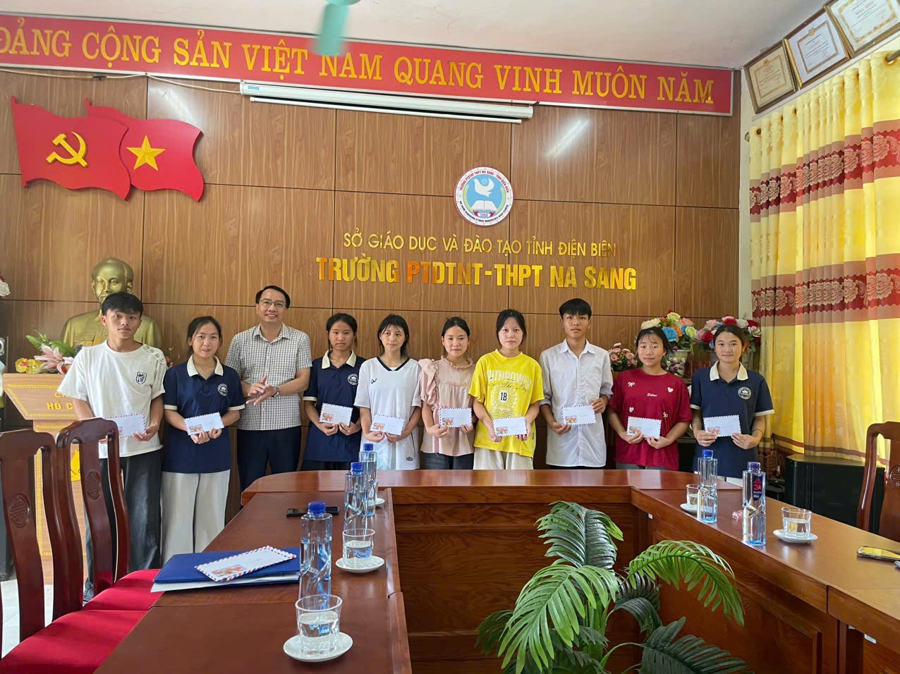 Ấm áp nghĩa tình trước vũ môn tại trường PTDTNT THPT Na Sang